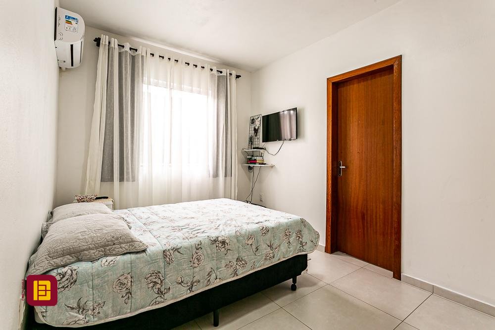 Casa com 106m², 4 quartos (sendo 2 suítes), 5 garagens, no bairro Campeche em Florianópolis