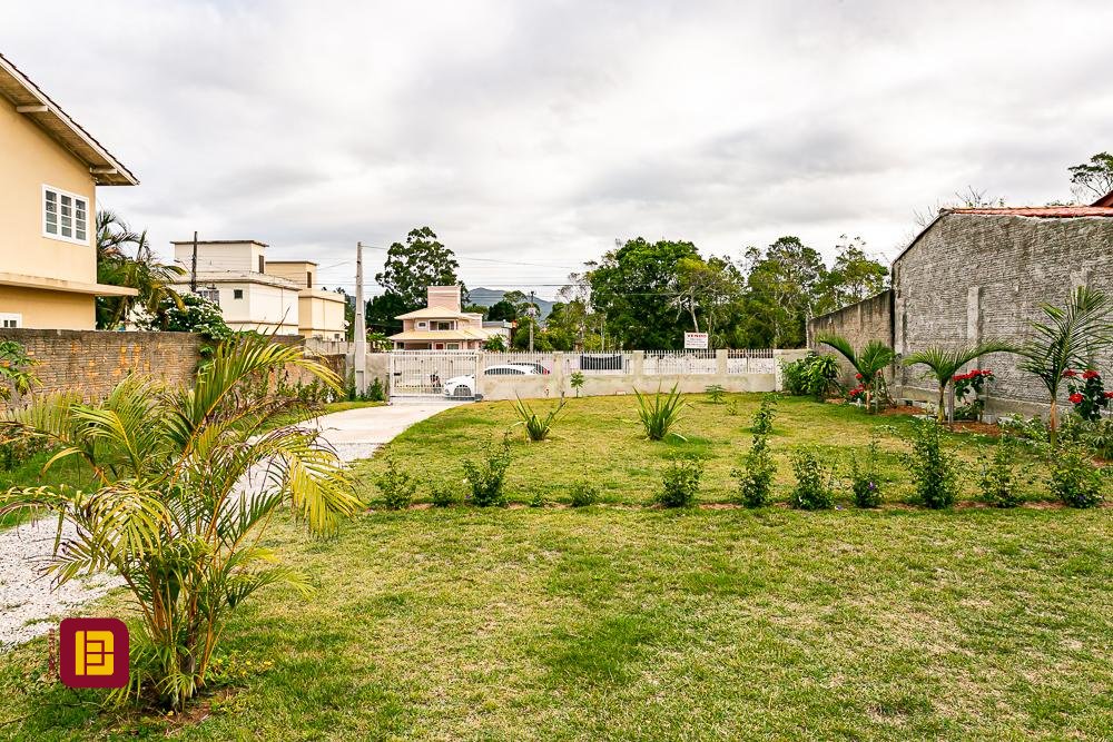 Casa com 106m², 4 quartos (sendo 2 suítes), 5 garagens, no bairro Campeche em Florianópolis