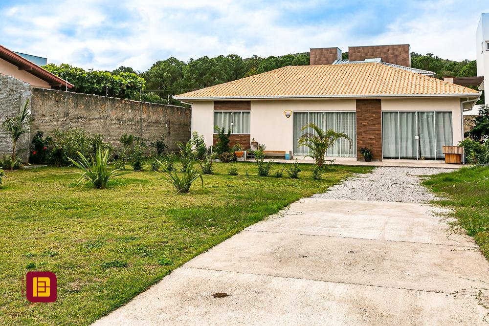 Casa com 106m², 4 quartos (sendo 2 suítes), 5 garagens, no bairro Campeche em Florianópolis