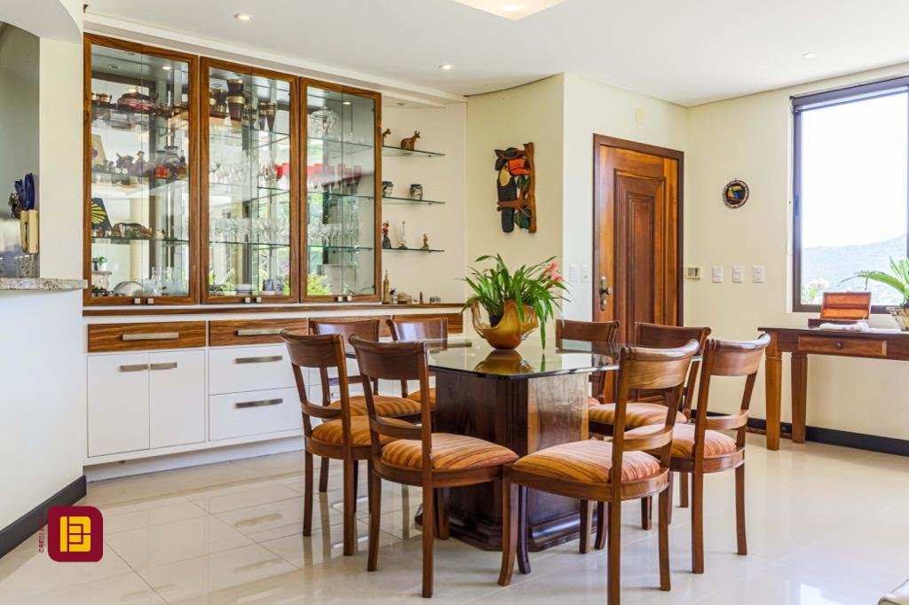 Casa com 430m², 8 quartos (sendo 4 suítes), 8 garagens, no bairro Lagoa da Conceição em Florianópolis