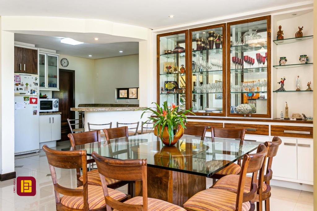 Casa com 430m², 8 quartos (sendo 4 suítes), 8 garagens, no bairro Lagoa da Conceição em Florianópolis