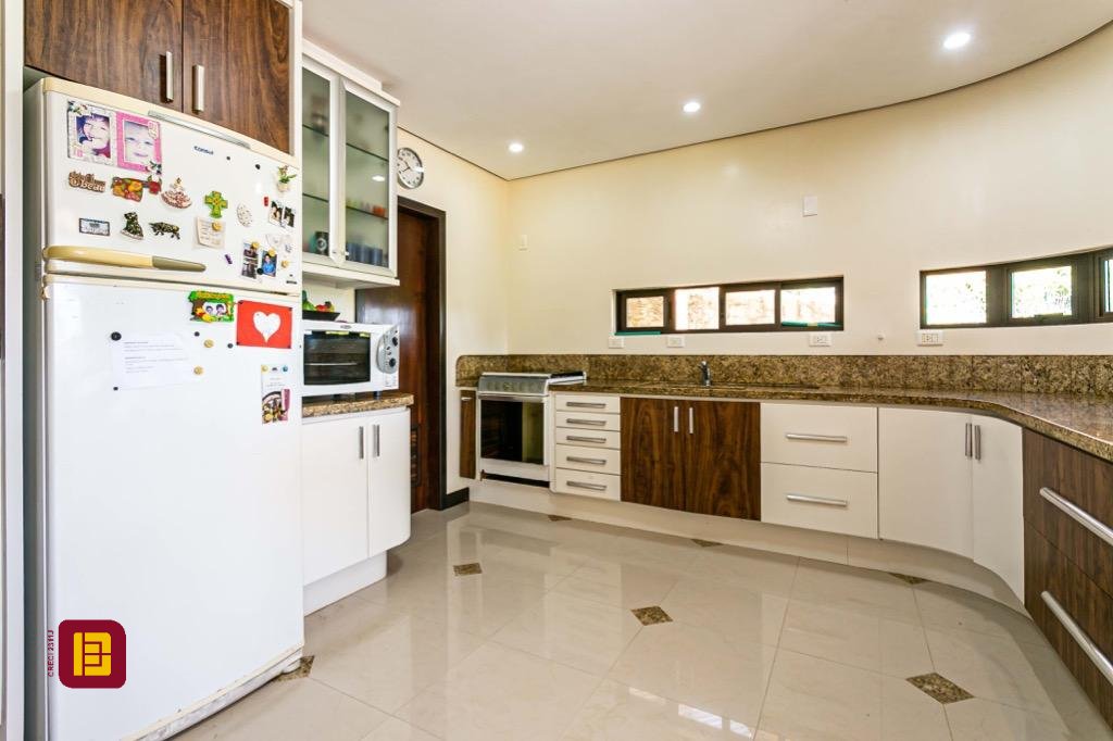 Casa com 430m², 8 quartos (sendo 4 suítes), 8 garagens, no bairro Lagoa da Conceição em Florianópolis