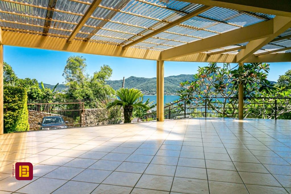Casa com 430m², 8 quartos (sendo 4 suítes), 8 garagens, no bairro Lagoa da Conceição em Florianópolis