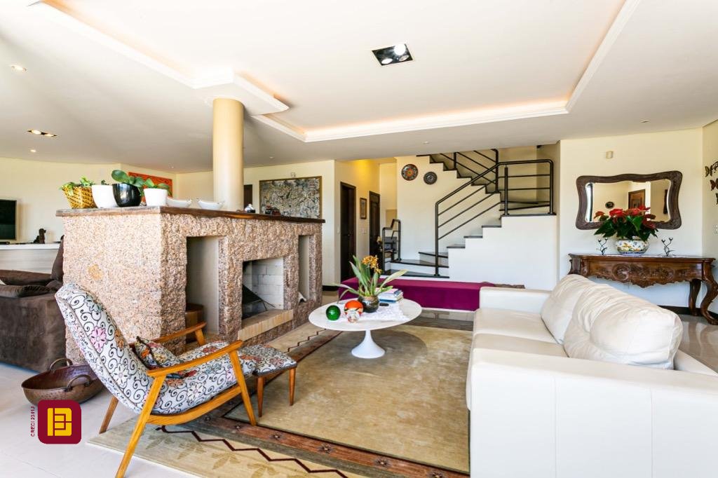 Casa com 430m², 8 quartos (sendo 4 suítes), 8 garagens, no bairro Lagoa da Conceição em Florianópolis
