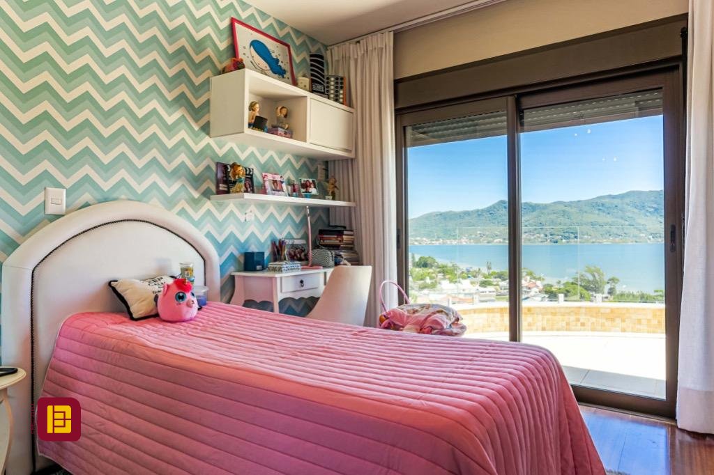 Casa com 430m², 8 quartos (sendo 4 suítes), 8 garagens, no bairro Lagoa da Conceição em Florianópolis