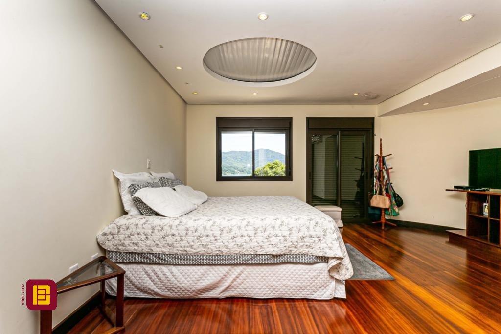 Casa com 430m², 8 quartos (sendo 4 suítes), 8 garagens, no bairro Lagoa da Conceição em Florianópolis