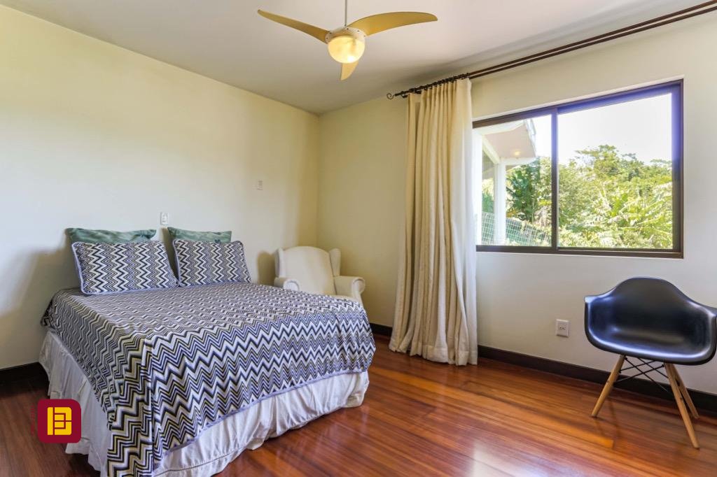 Casa com 430m², 8 quartos (sendo 4 suítes), 8 garagens, no bairro Lagoa da Conceição em Florianópolis