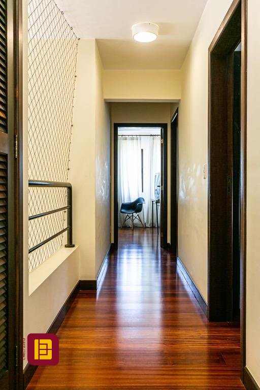 Casa com 430m², 8 quartos (sendo 4 suítes), 8 garagens, no bairro Lagoa da Conceição em Florianópolis