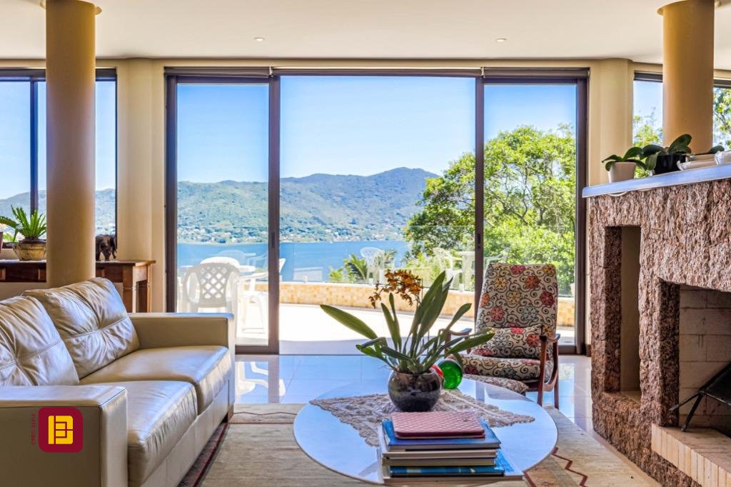 Casa com 430m², 8 quartos (sendo 4 suítes), 8 garagens, no bairro Lagoa da Conceição em Florianópolis