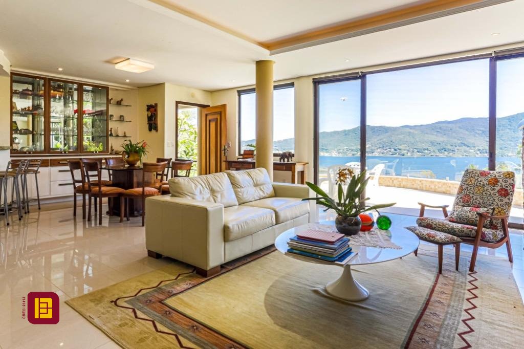 Casa com 430m², 8 quartos (sendo 4 suítes), 8 garagens, no bairro Lagoa da Conceição em Florianópolis