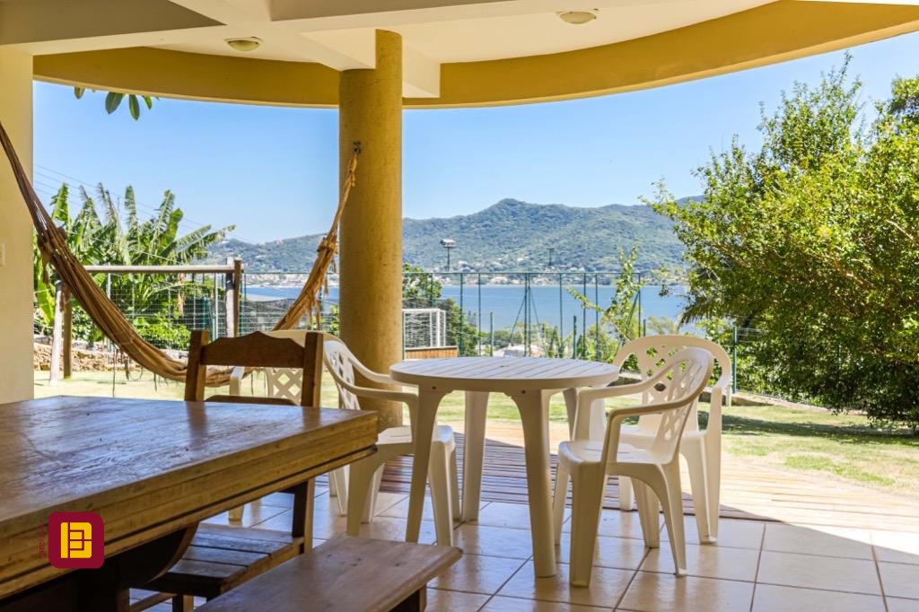Casa com 430m², 8 quartos (sendo 4 suítes), 8 garagens, no bairro Lagoa da Conceição em Florianópolis
