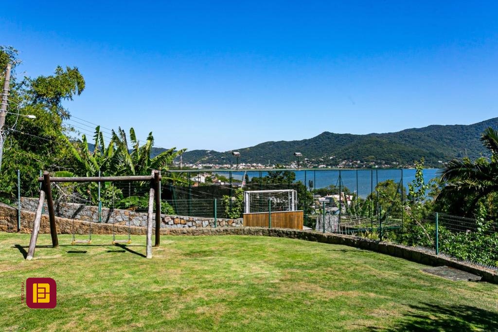 Casa com 430m², 8 quartos (sendo 4 suítes), 8 garagens, no bairro Lagoa da Conceição em Florianópolis