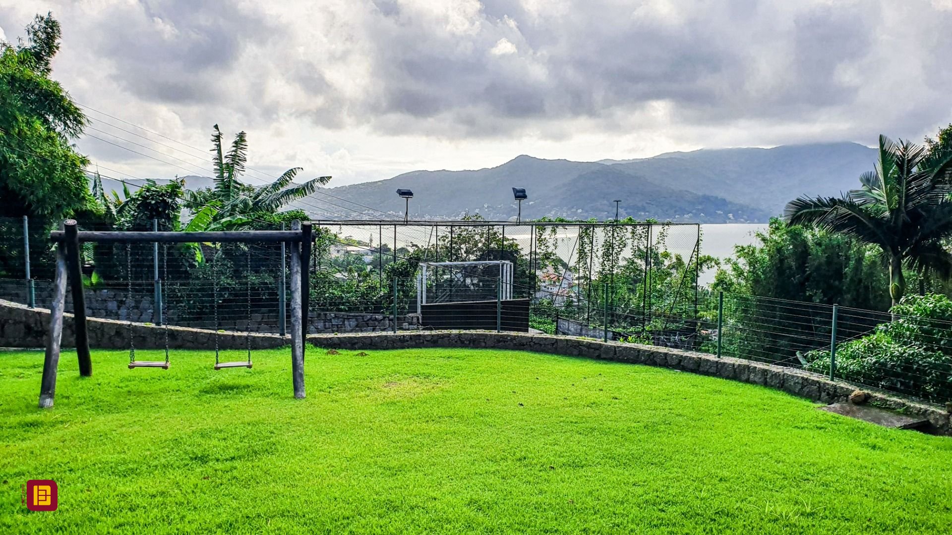 Casa com 430m², 8 quartos (sendo 4 suítes), 8 garagens, no bairro Lagoa da Conceição em Florianópolis