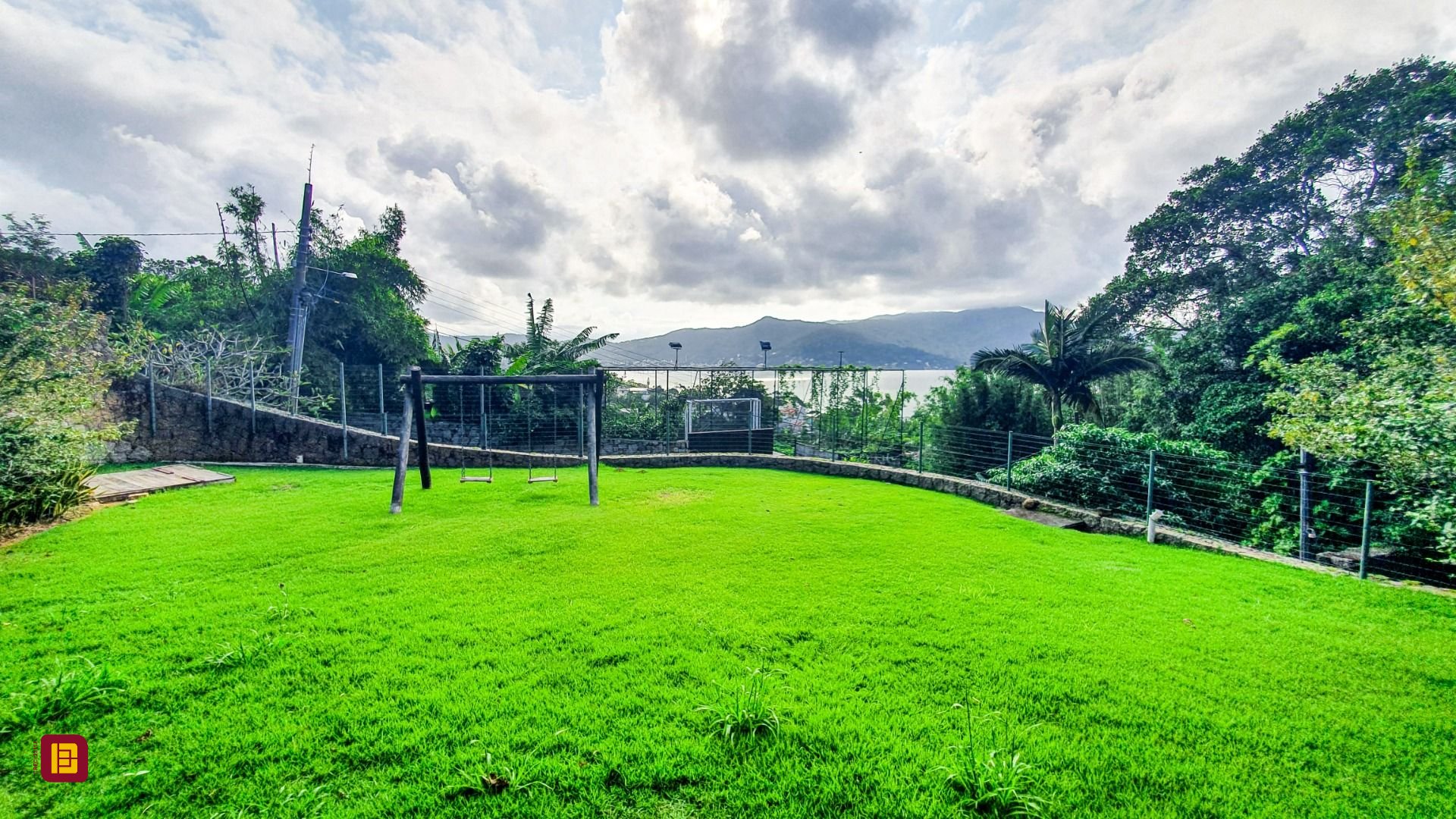 Casa com 430m², 8 quartos (sendo 4 suítes), 8 garagens, no bairro Lagoa da Conceição em Florianópolis