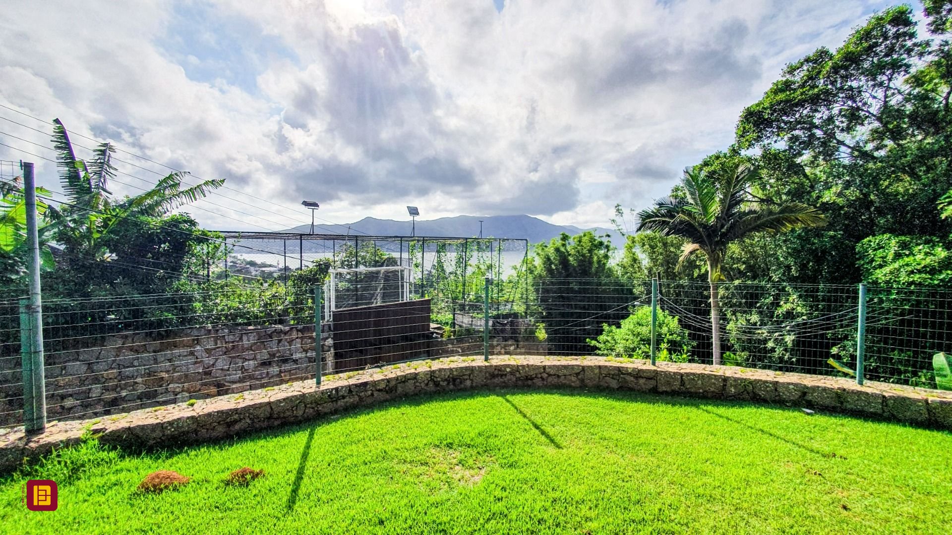 Casa com 430m², 8 quartos (sendo 4 suítes), 8 garagens, no bairro Lagoa da Conceição em Florianópolis