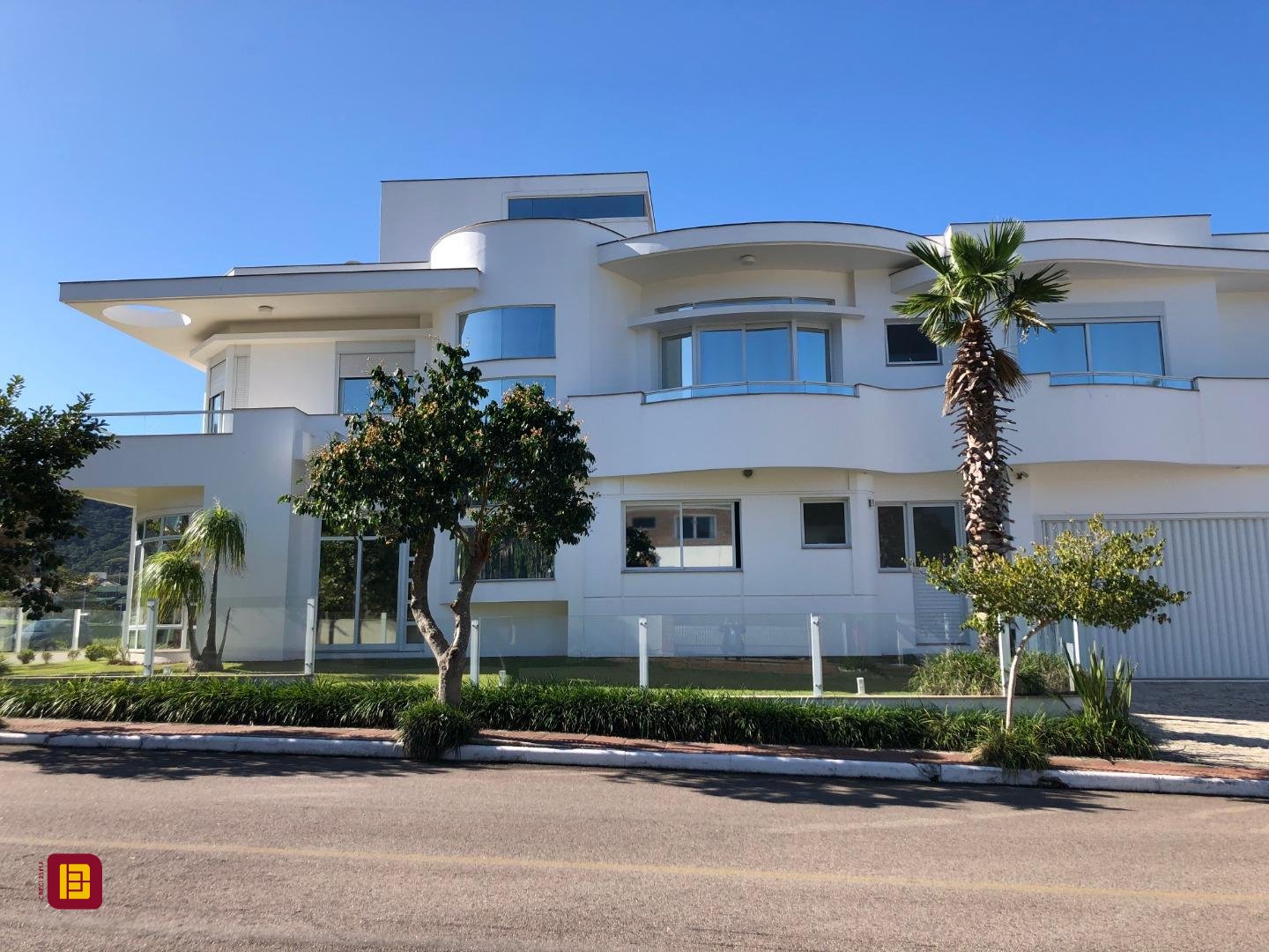 Casa com 460m², 6 quartos (sendo 3 suítes), 3 garagens, no bairro Lagoa da Conceição em Florianópolis