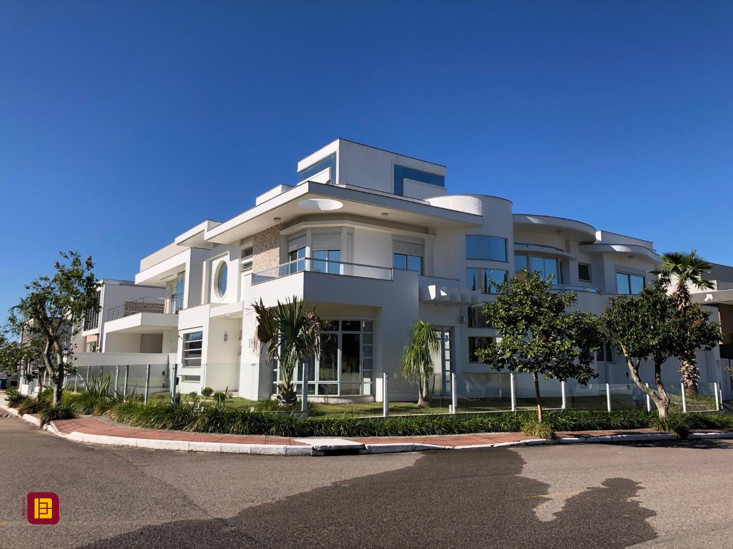Casa com 460m², 6 quartos (sendo 3 suítes), 3 garagens, no bairro Lagoa da Conceição em Florianópolis