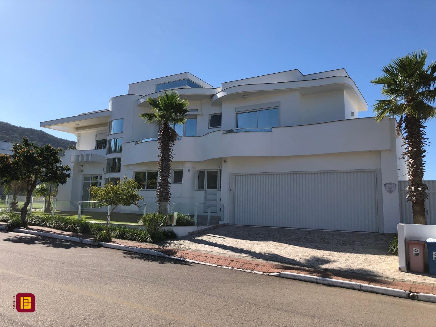 Casa com 460m², 6 quartos (sendo 3 suítes), 3 garagens, no bairro Lagoa da Conceição em Florianópolis