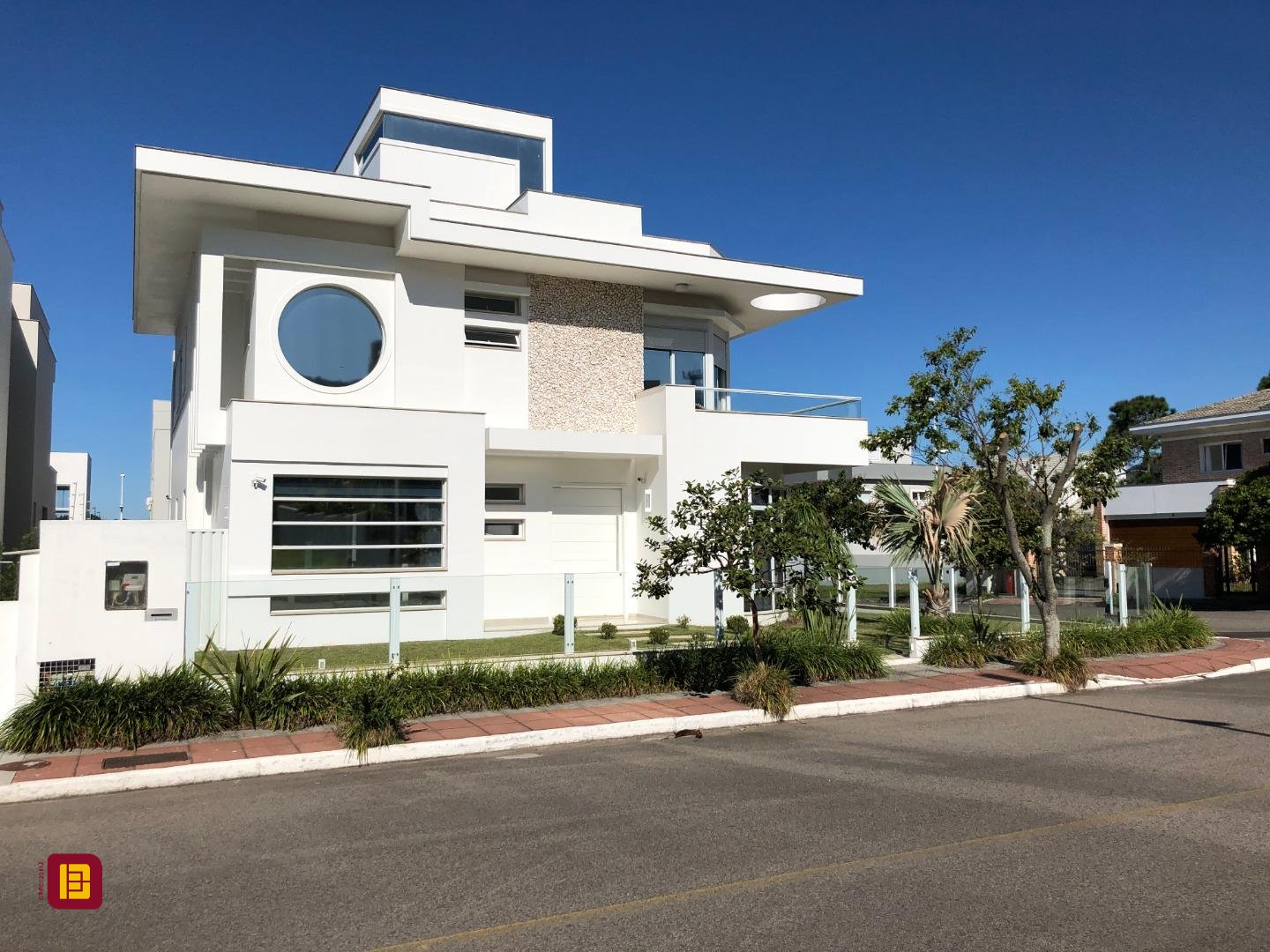 Casa com 460m², 6 quartos (sendo 3 suítes), 3 garagens, no bairro Lagoa da Conceição em Florianópolis