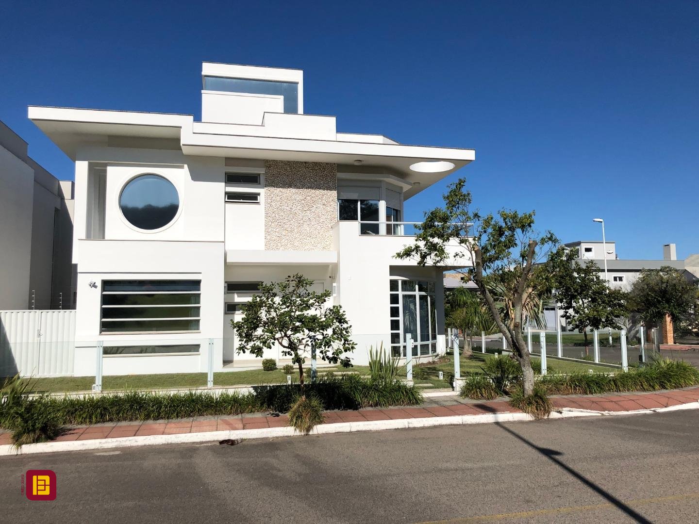 Casa com 460m², 6 quartos (sendo 3 suítes), 3 garagens, no bairro Lagoa da Conceição em Florianópolis