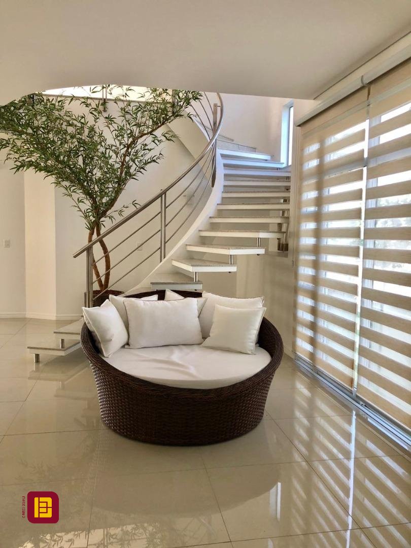 Casa com 460m², 6 quartos (sendo 3 suítes), 3 garagens, no bairro Lagoa da Conceição em Florianópolis