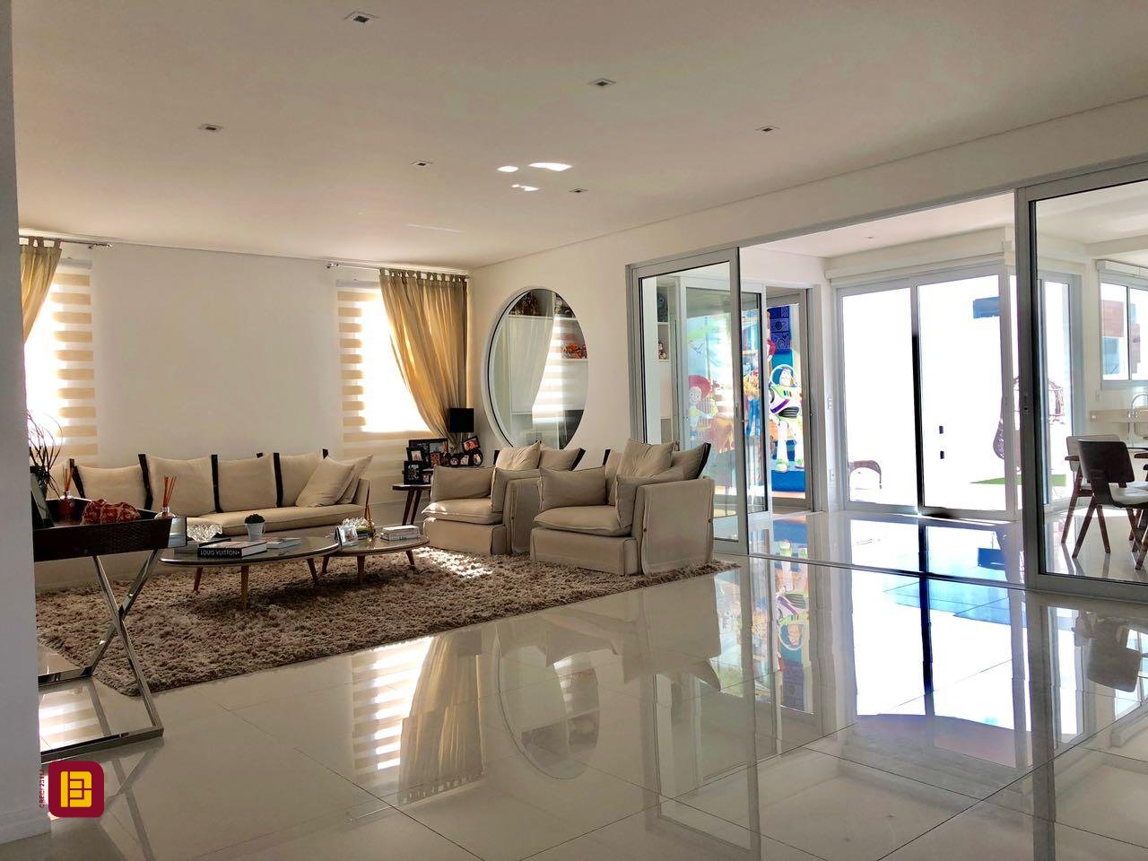 Casa com 460m², 6 quartos (sendo 3 suítes), 3 garagens, no bairro Lagoa da Conceição em Florianópolis