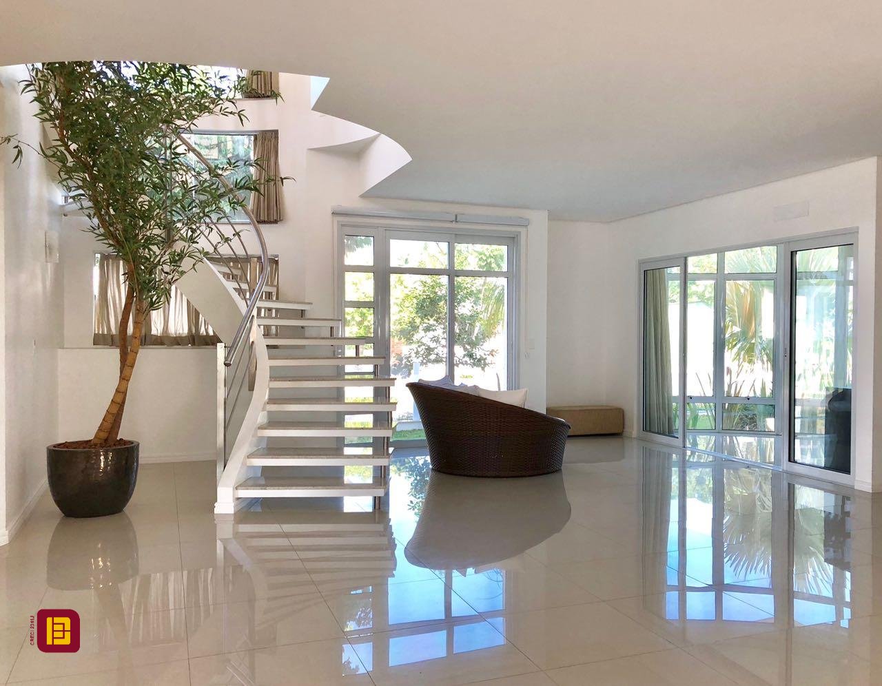 Casa com 460m², 6 quartos (sendo 3 suítes), 3 garagens, no bairro Lagoa da Conceição em Florianópolis