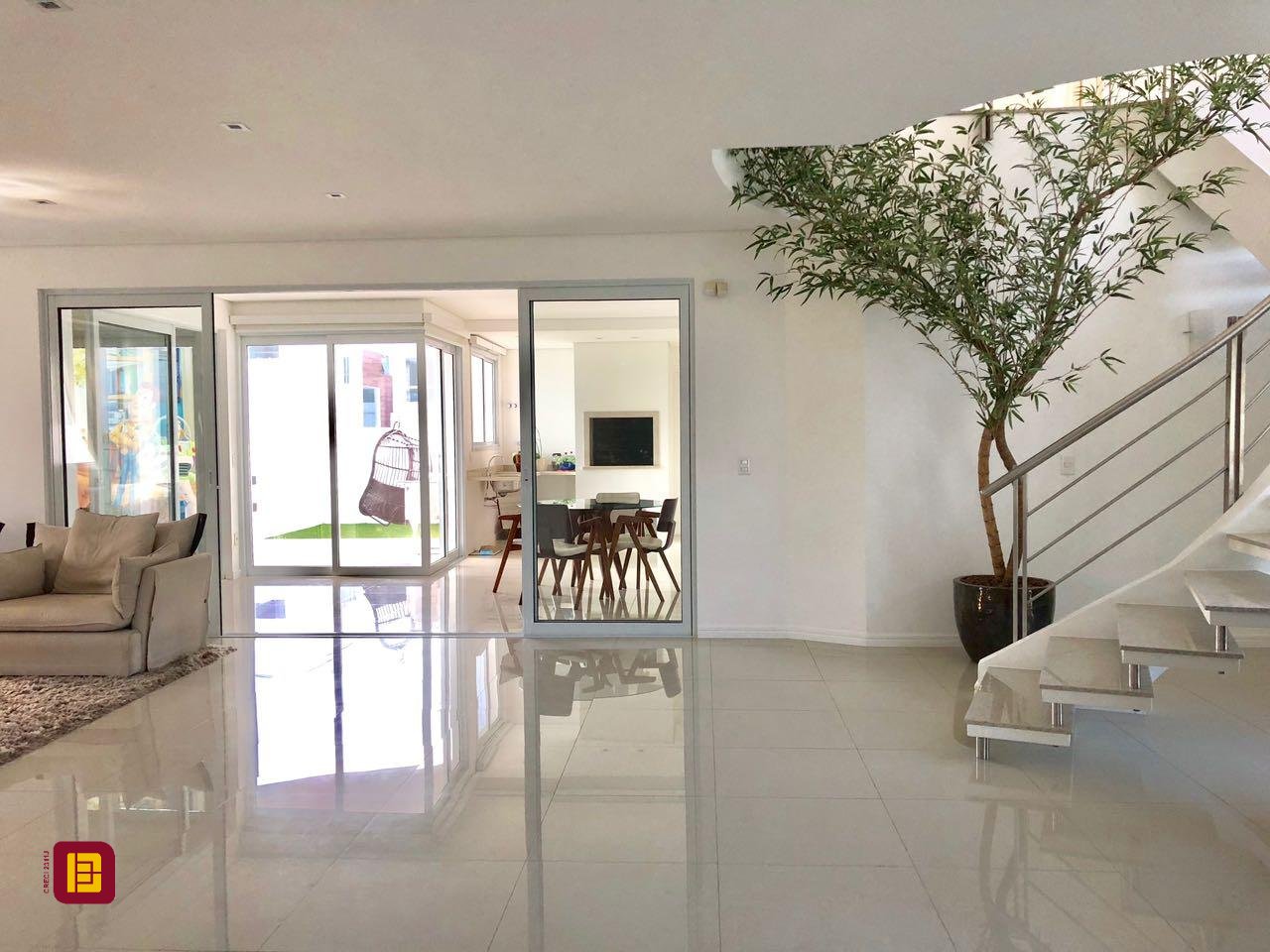 Casa com 460m², 6 quartos (sendo 3 suítes), 3 garagens, no bairro Lagoa da Conceição em Florianópolis