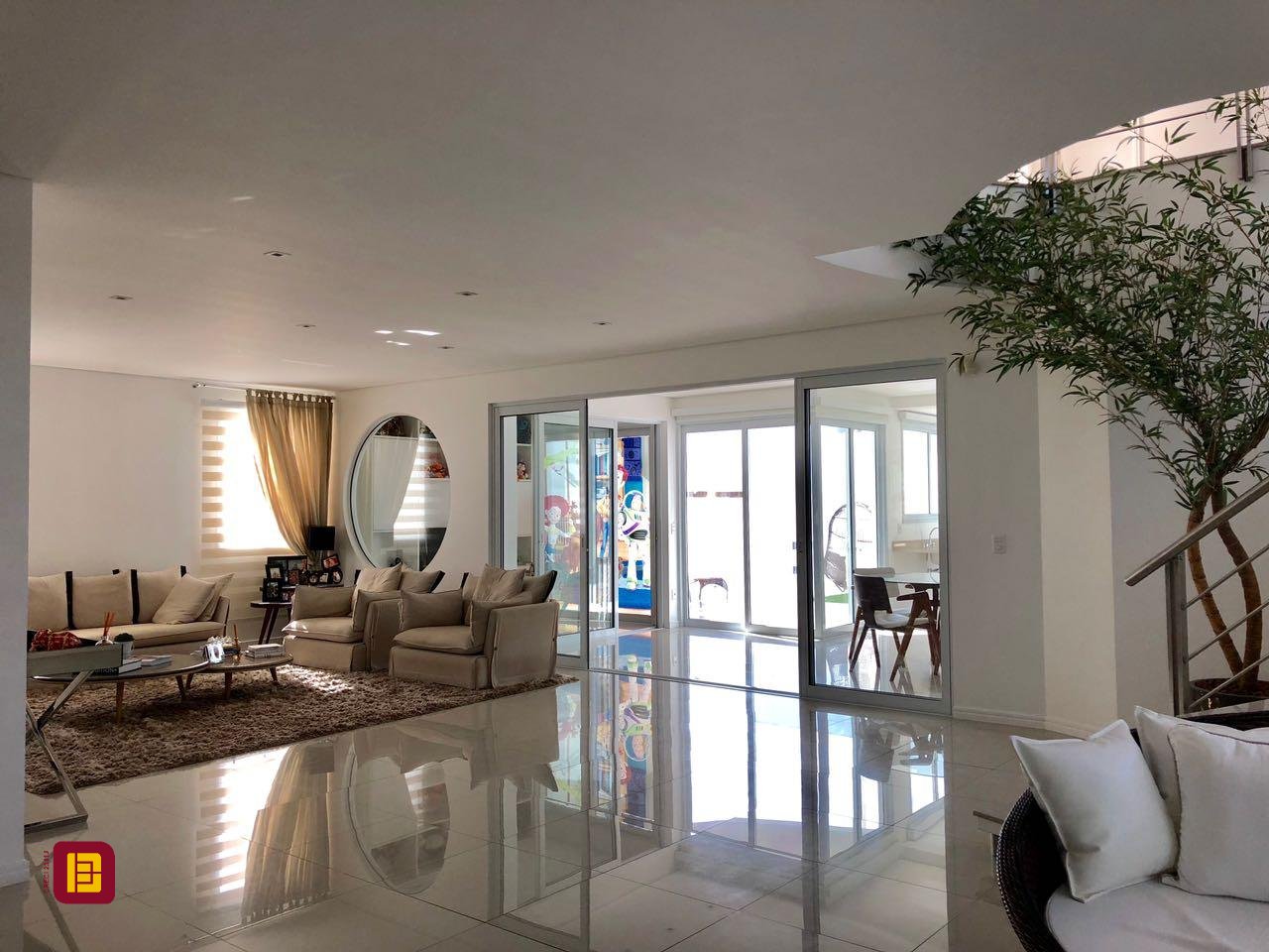 Casa com 460m², 6 quartos (sendo 3 suítes), 3 garagens, no bairro Lagoa da Conceição em Florianópolis