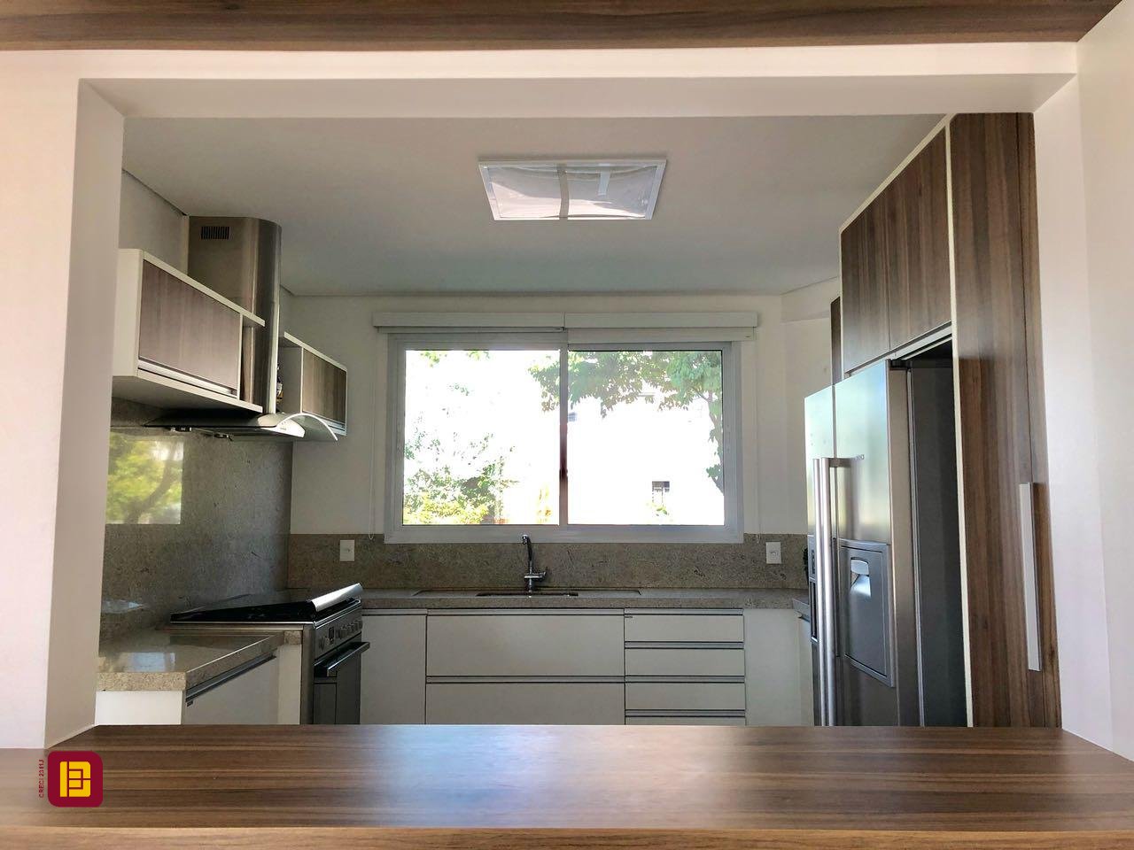 Casa com 460m², 6 quartos (sendo 3 suítes), 3 garagens, no bairro Lagoa da Conceição em Florianópolis