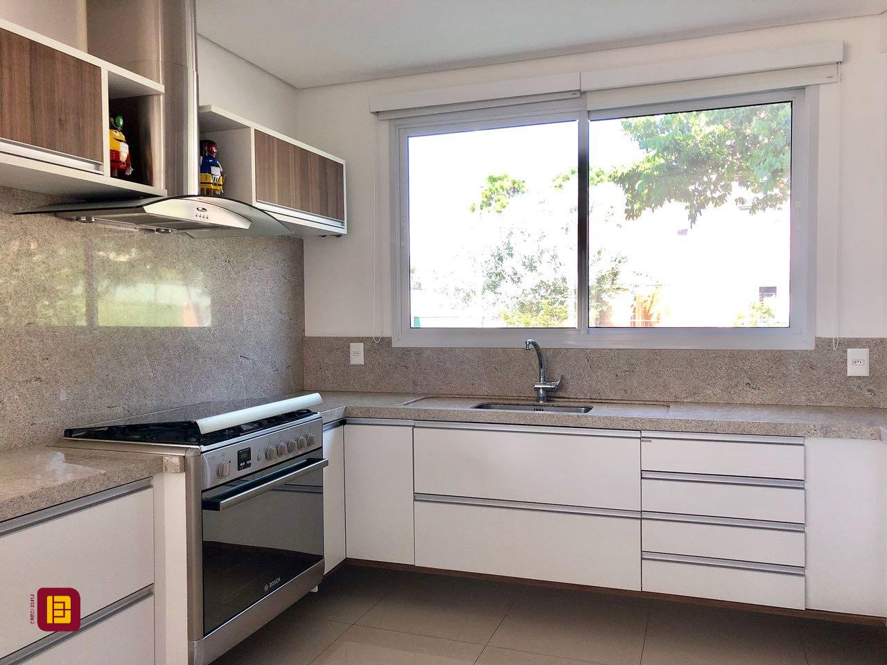 Casa com 460m², 6 quartos (sendo 3 suítes), 3 garagens, no bairro Lagoa da Conceição em Florianópolis