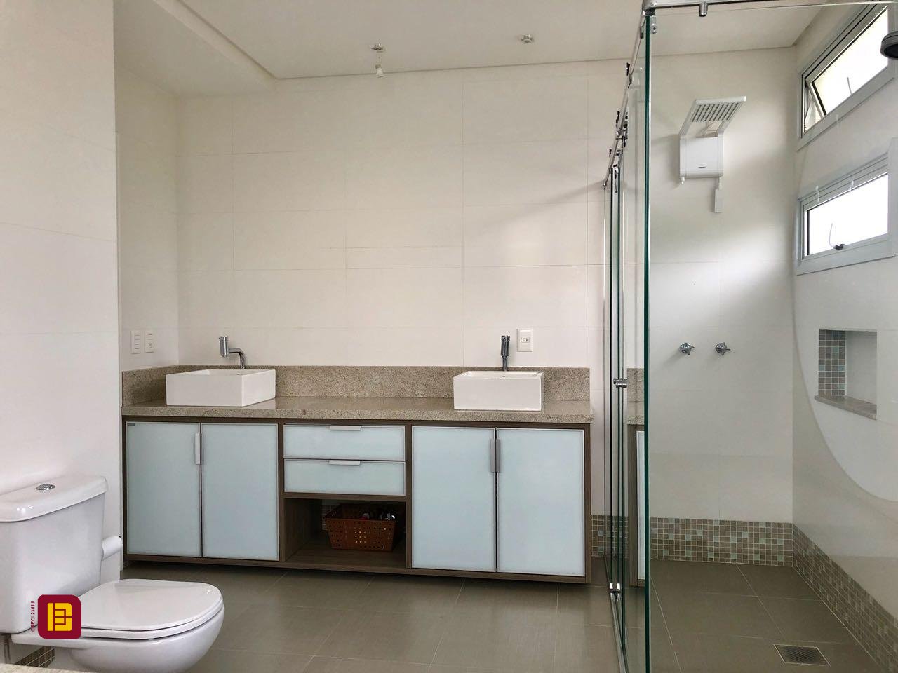 Casa com 460m², 6 quartos (sendo 3 suítes), 3 garagens, no bairro Lagoa da Conceição em Florianópolis