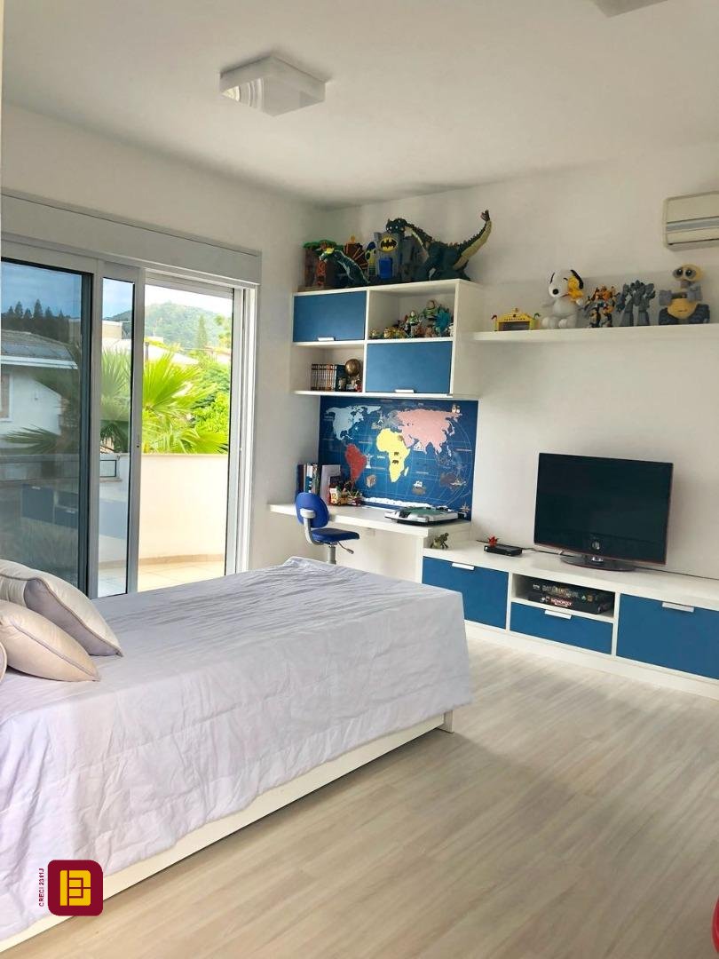 Casa com 460m², 6 quartos (sendo 3 suítes), 3 garagens, no bairro Lagoa da Conceição em Florianópolis