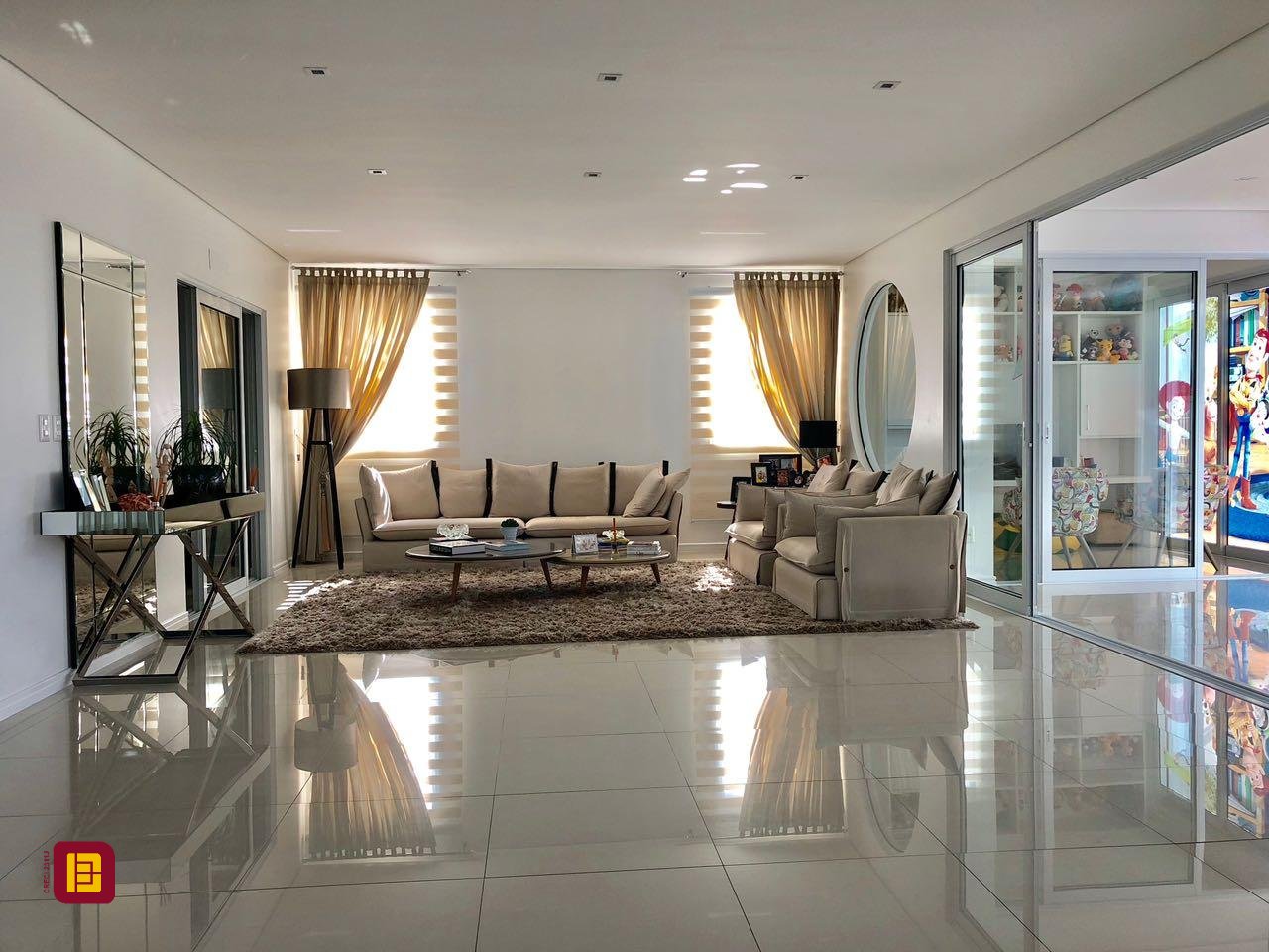 Casa com 460m², 6 quartos (sendo 3 suítes), 3 garagens, no bairro Lagoa da Conceição em Florianópolis