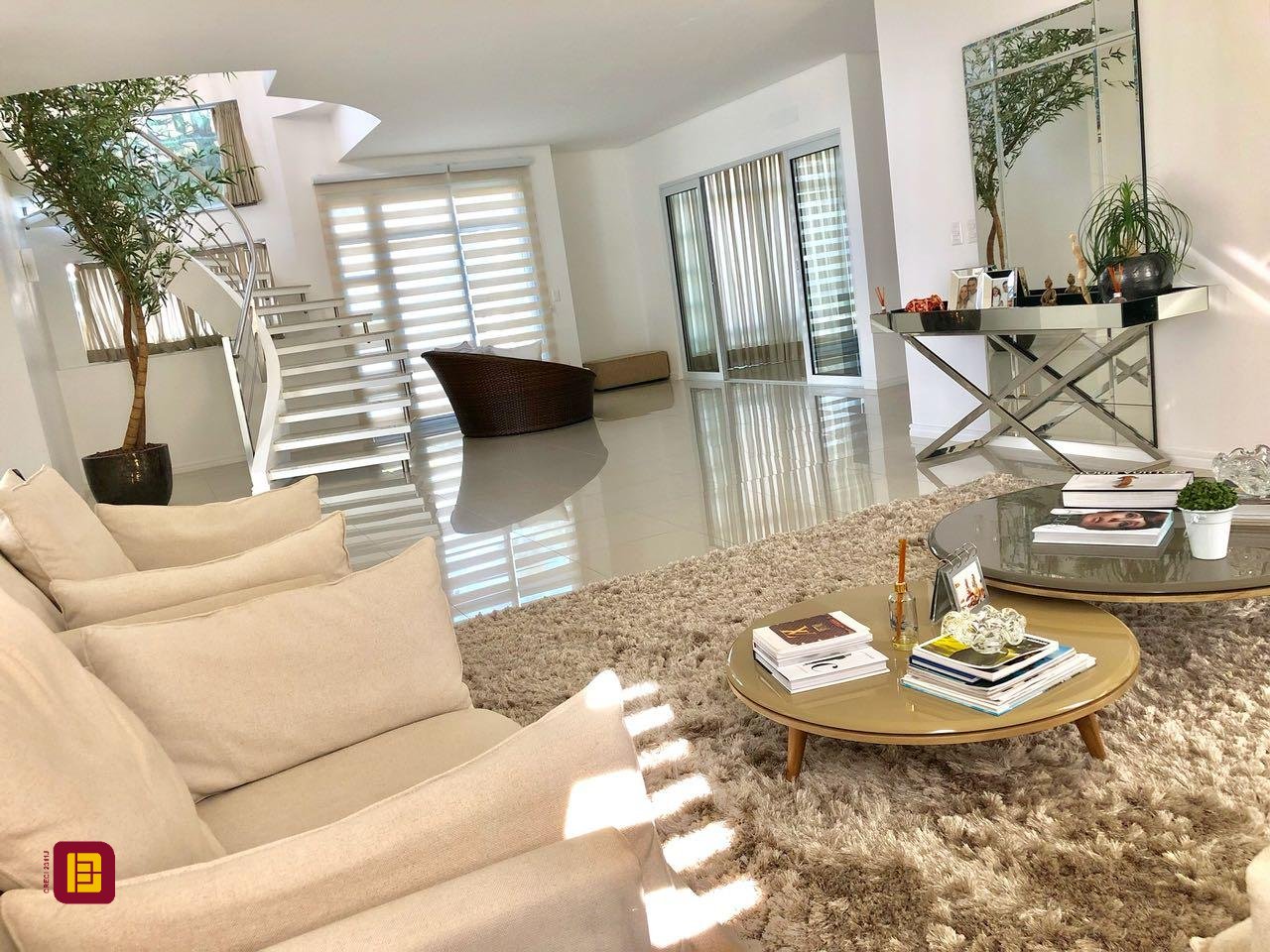 Casa com 460m², 6 quartos (sendo 3 suítes), 3 garagens, no bairro Lagoa da Conceição em Florianópolis