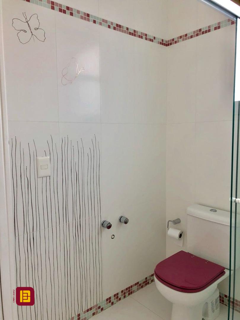 Casa com 460m², 6 quartos (sendo 3 suítes), 3 garagens, no bairro Lagoa da Conceição em Florianópolis
