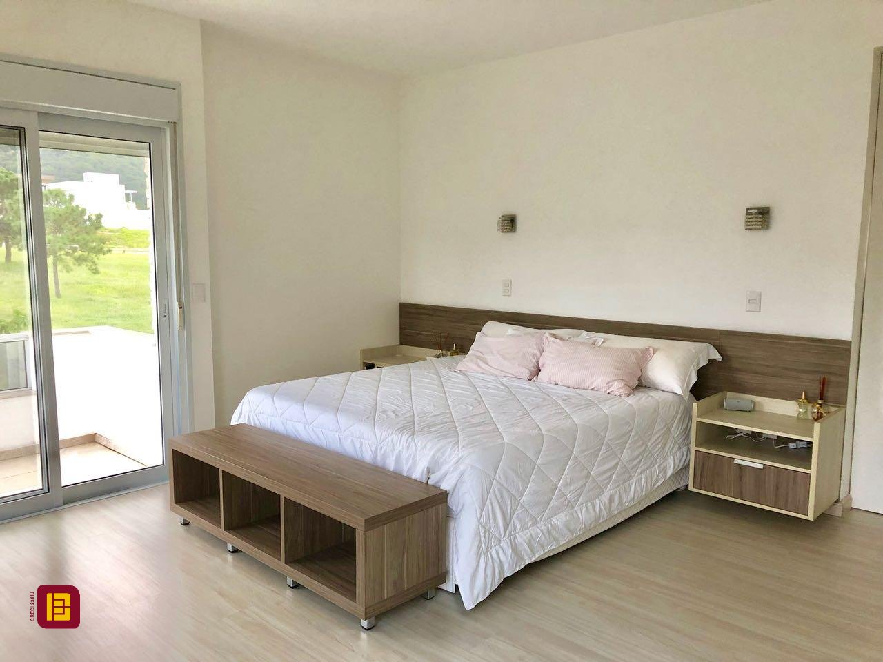 Casa com 460m², 6 quartos (sendo 3 suítes), 3 garagens, no bairro Lagoa da Conceição em Florianópolis