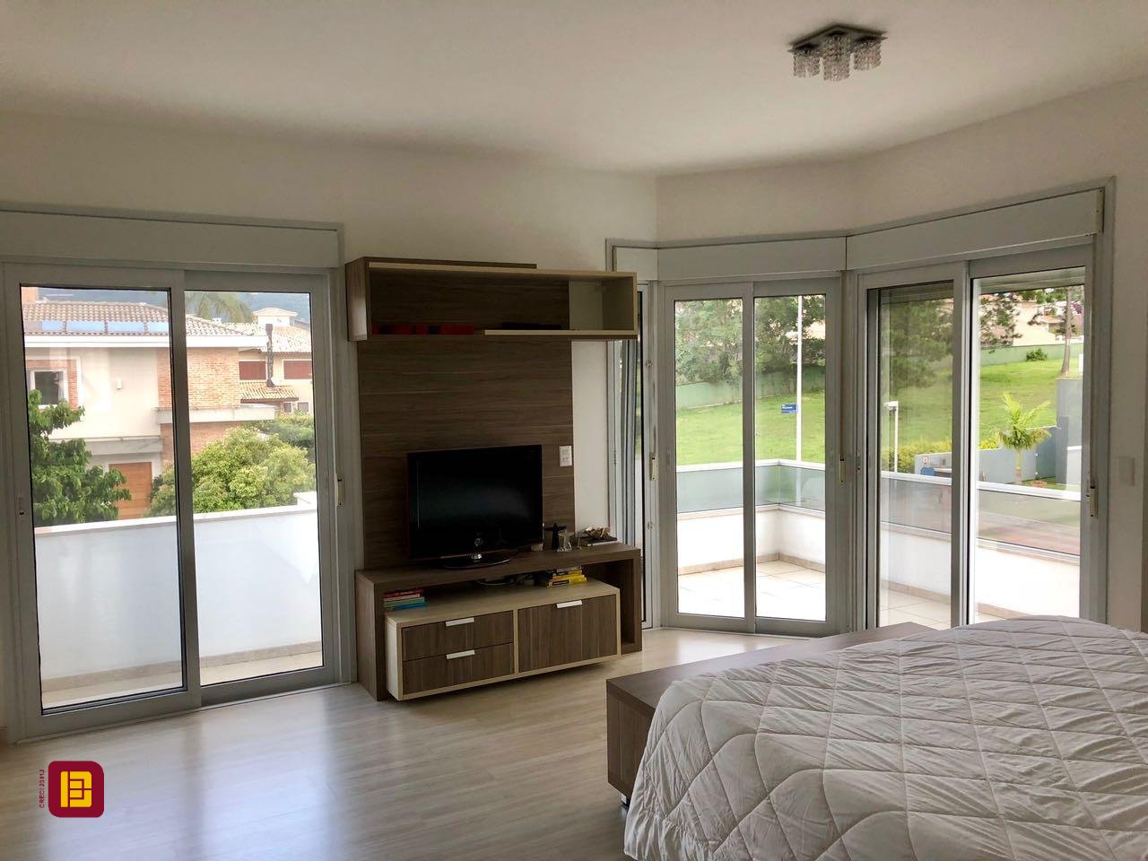 Casa com 460m², 6 quartos (sendo 3 suítes), 3 garagens, no bairro Lagoa da Conceição em Florianópolis