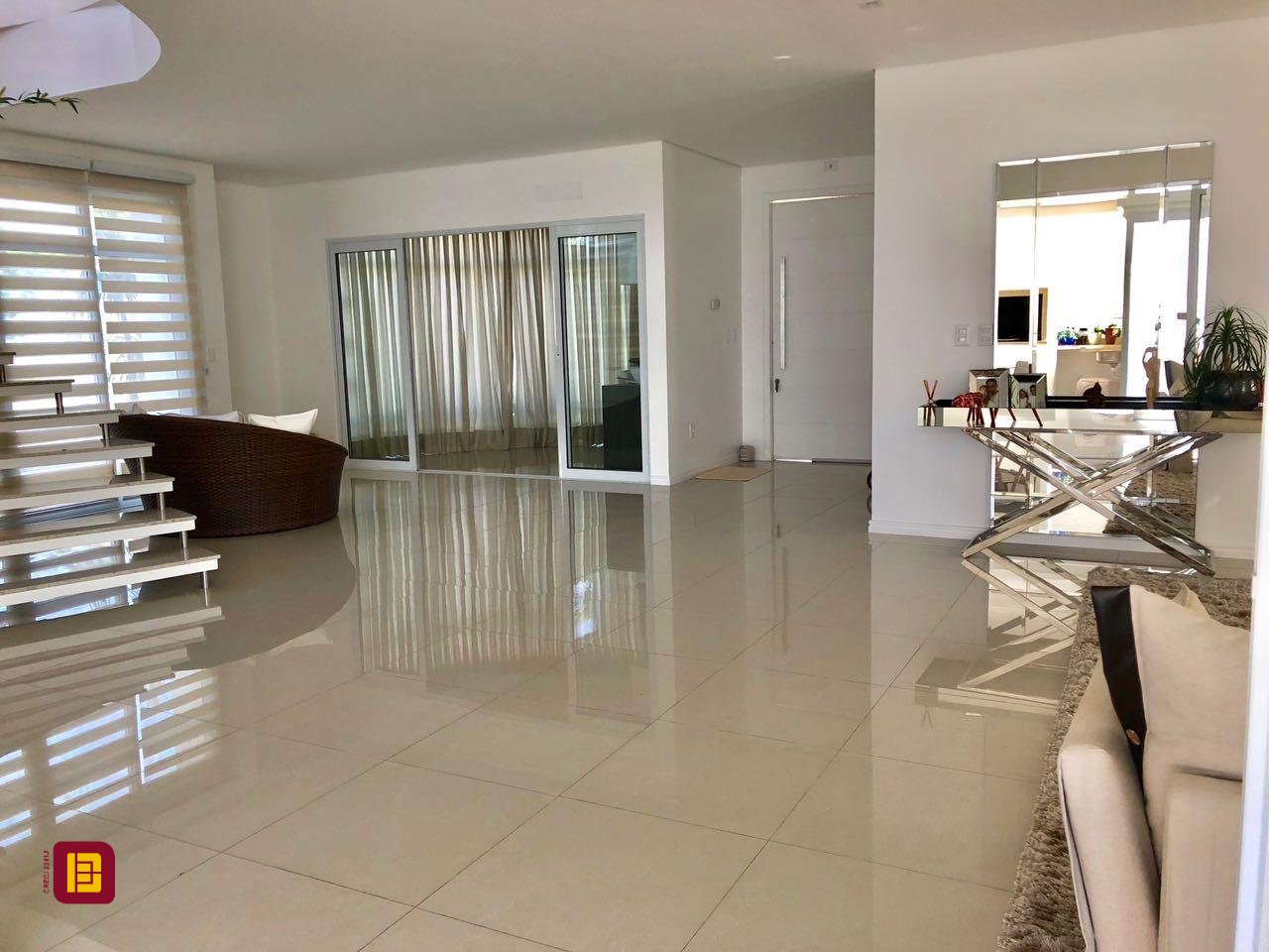 Casa com 460m², 6 quartos (sendo 3 suítes), 3 garagens, no bairro Lagoa da Conceição em Florianópolis