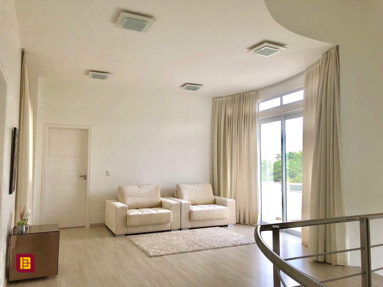 Casa com 460m², 6 quartos (sendo 3 suítes), 3 garagens, no bairro Lagoa da Conceição em Florianópolis