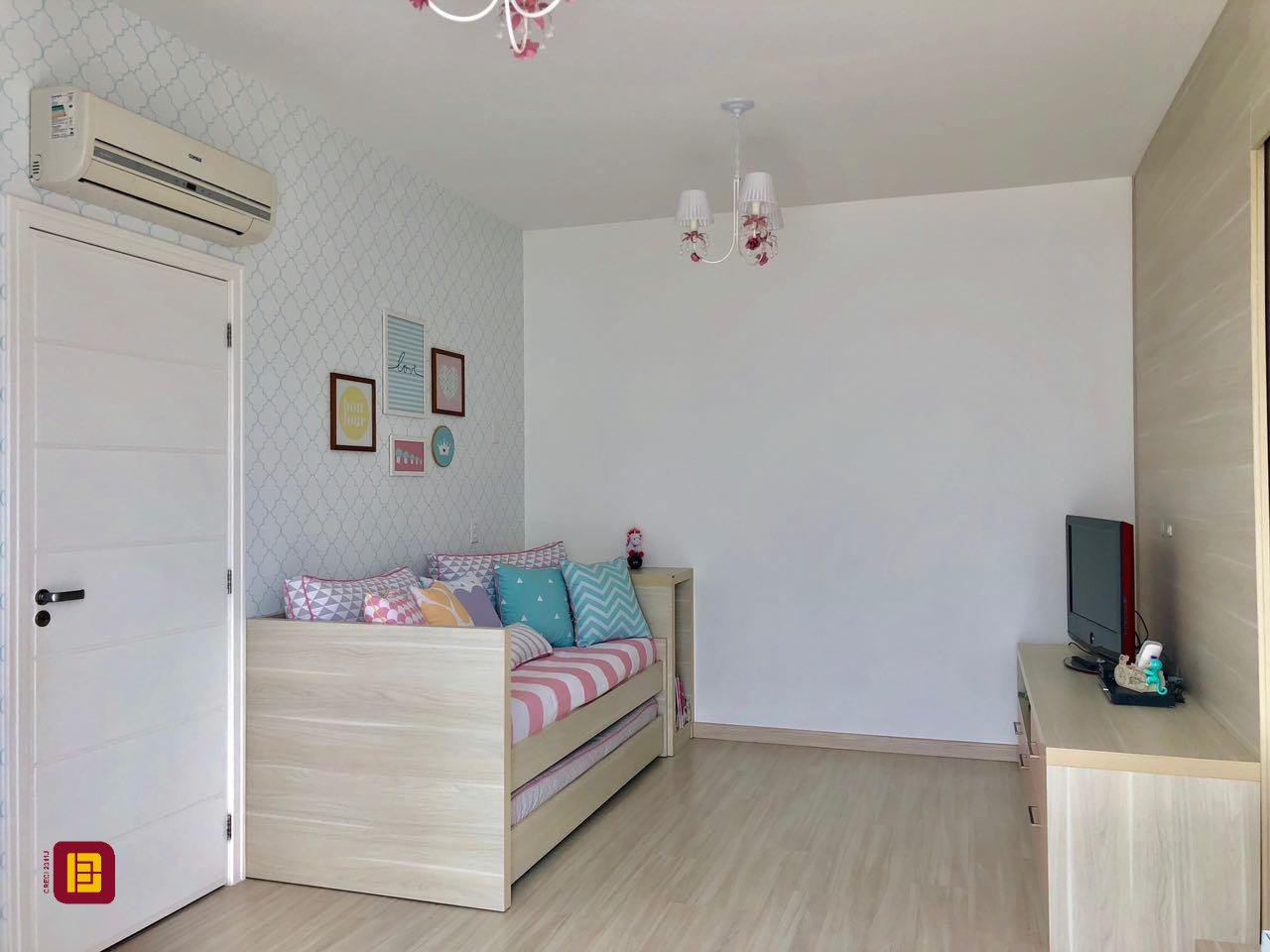 Casa com 460m², 6 quartos (sendo 3 suítes), 3 garagens, no bairro Lagoa da Conceição em Florianópolis