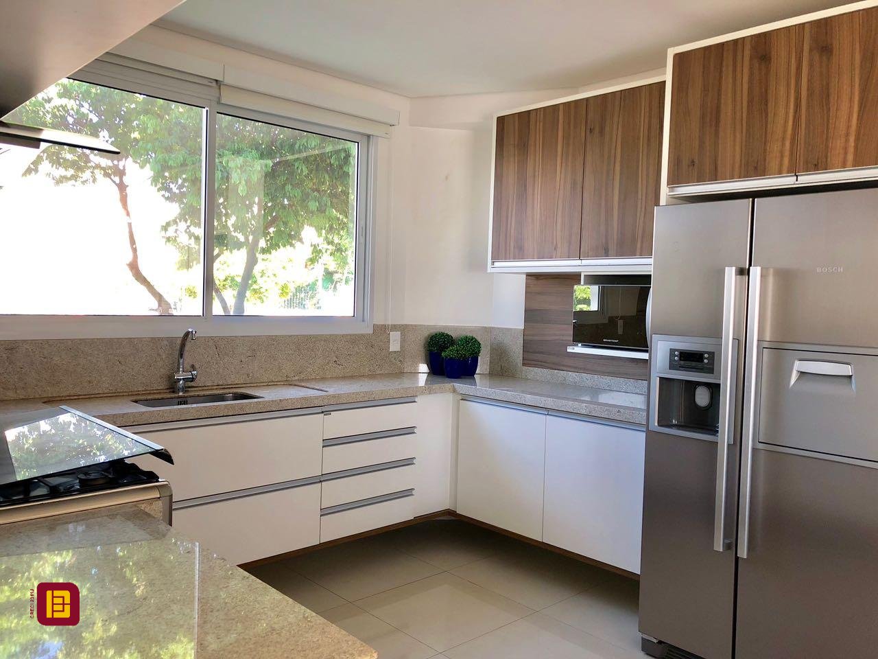 Casa com 460m², 6 quartos (sendo 3 suítes), 3 garagens, no bairro Lagoa da Conceição em Florianópolis