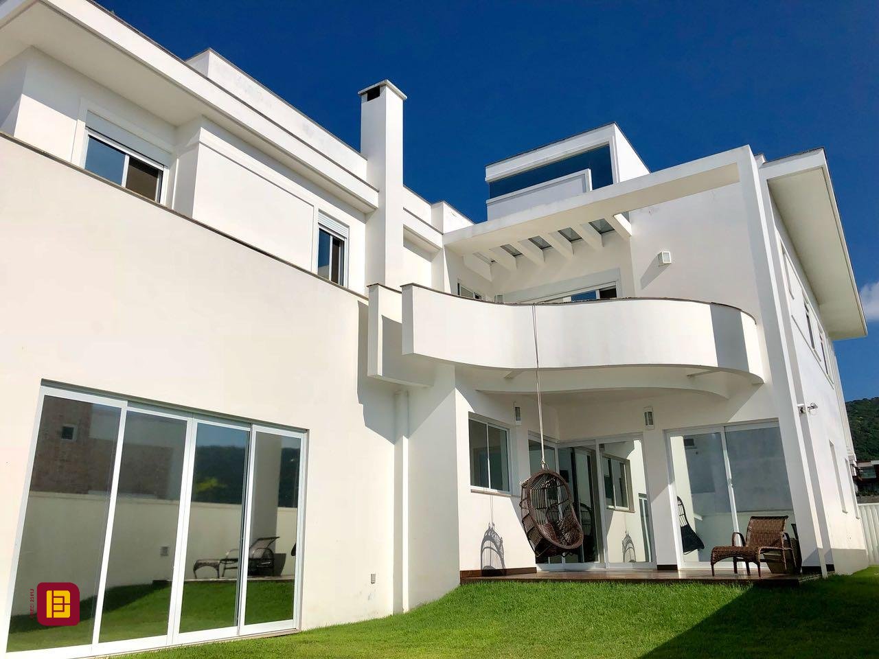 Casa com 460m², 6 quartos (sendo 3 suítes), 3 garagens, no bairro Lagoa da Conceição em Florianópolis