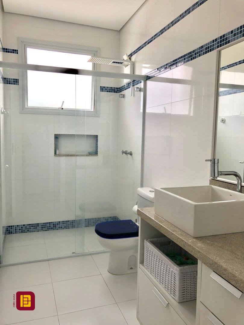 Casa com 460m², 6 quartos (sendo 3 suítes), 3 garagens, no bairro Lagoa da Conceição em Florianópolis