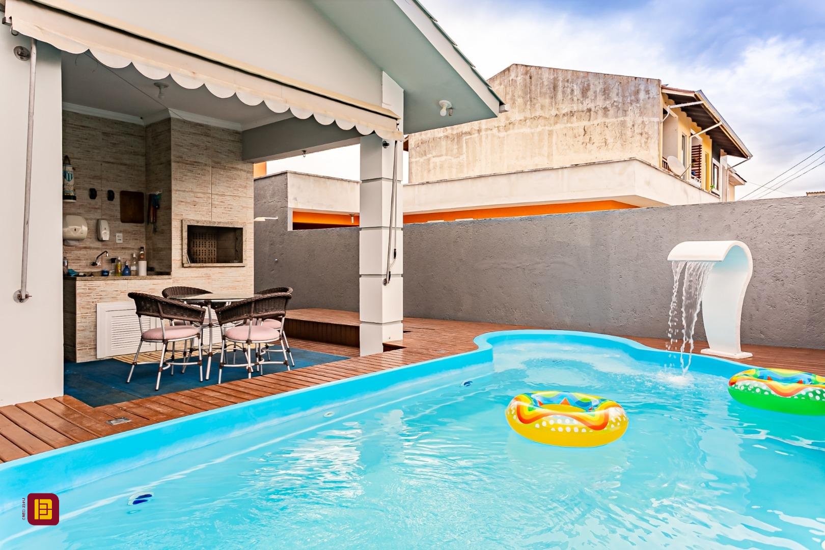Casa com 120m², 3 quartos (sendo 1 suíte), 2 garagens, no bairro Campeche em Florianópolis