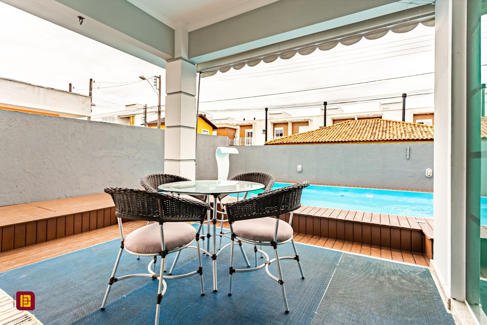 Casa com 120m², 3 quartos (sendo 1 suíte), 2 garagens, no bairro Campeche em Florianópolis