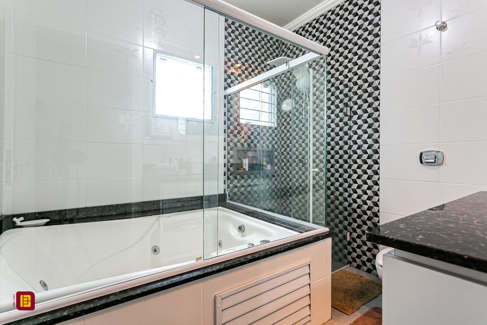 Casa com 120m², 3 quartos (sendo 1 suíte), 2 garagens, no bairro Campeche em Florianópolis