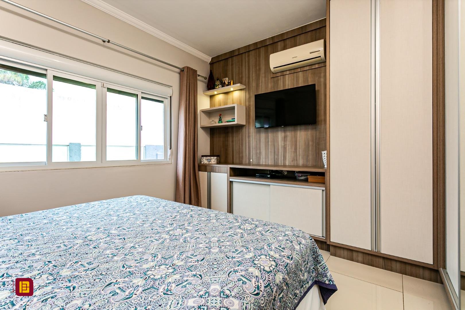 Casa com 120m², 3 quartos (sendo 1 suíte), 2 garagens, no bairro Campeche em Florianópolis