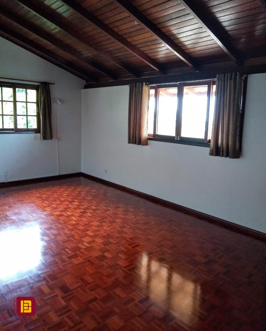 Casa com 600m², 6 quartos (sendo 2 suítes), 12 garagens, no bairro Campeche em Florianópolis
