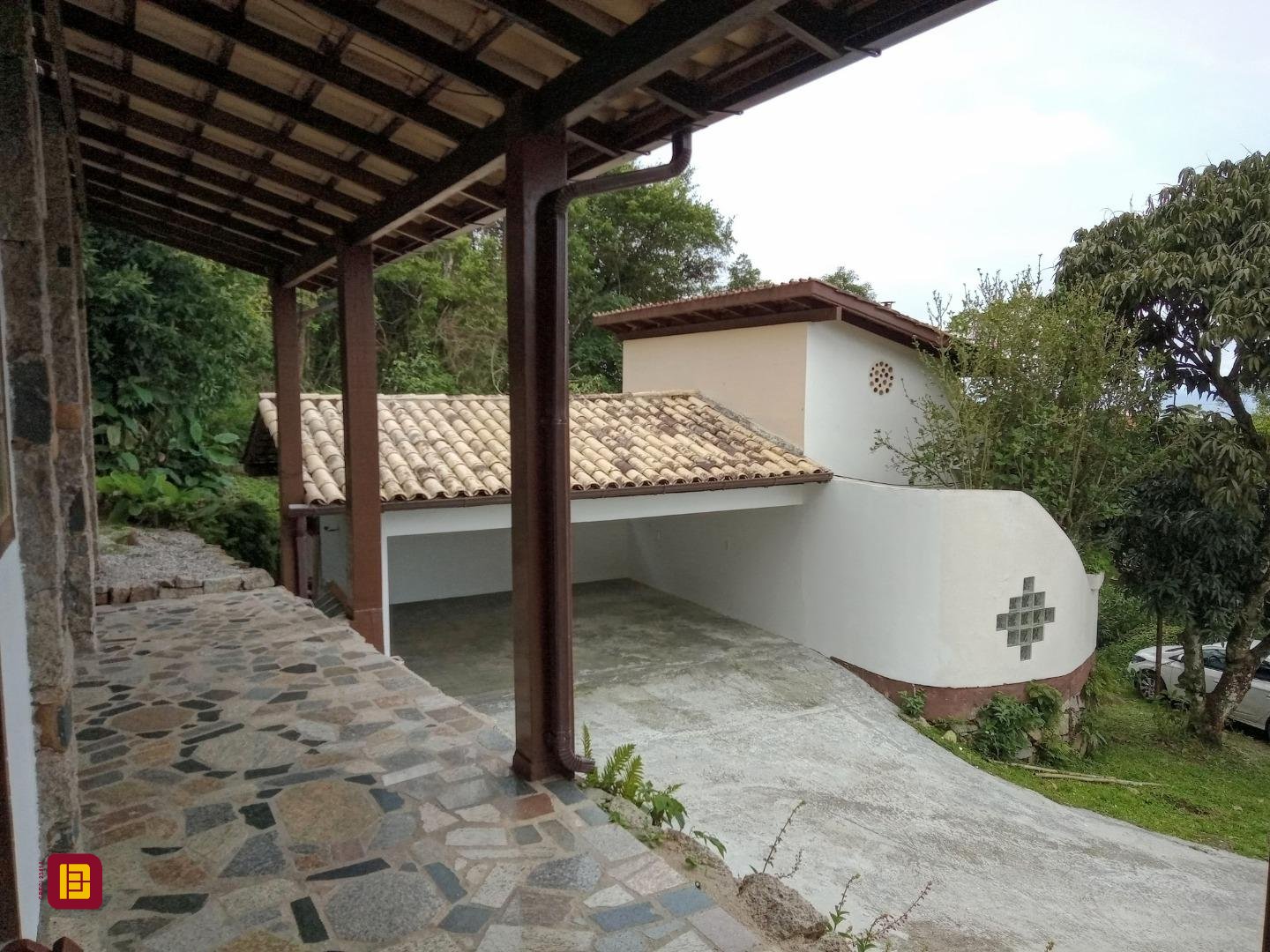 Casa com 600m², 6 quartos (sendo 2 suítes), 12 garagens, no bairro Campeche em Florianópolis